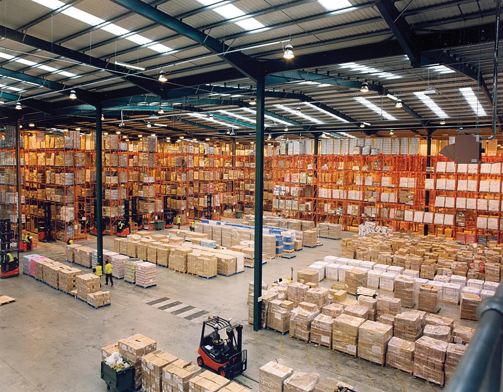 Bodega moderna con sistema de almacenamiento en racks